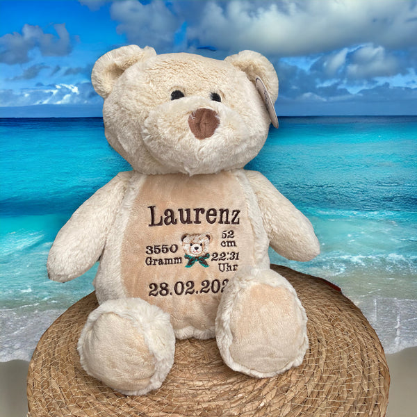 Een geboorteknuffel is een uniek en origineel kraamcadeautje. Zeker als u de geboorteknuffel laat personaliseren met de geboorte gegevens van de nieuwe baby. Op de buik van de bruine teddy beer worden de naam en de geboortegegevens geborduurd.