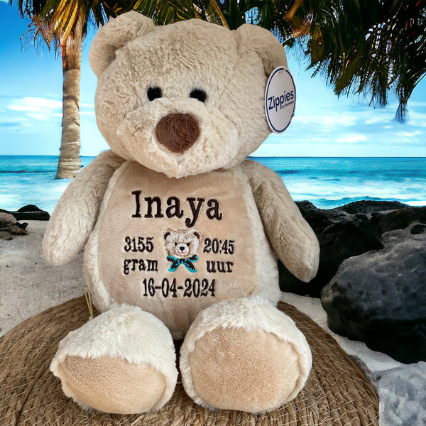 Een geboorteknuffel is een uniek en origineel kraamcadeautje. Zeker als u de geboorteknuffel laat personaliseren met de geboorte gegevens van de nieuwe baby. Op de buik van de bruine teddy beer worden de naam en de geboortegegevens geborduurd.
