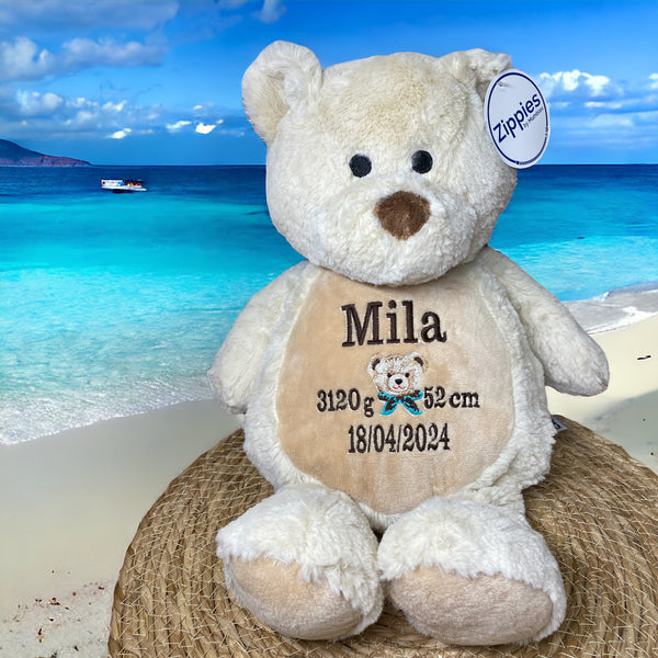 Een geboorteknuffel is een uniek en origineel kraamcadeautje. Zeker als u de geboorteknuffel laat personaliseren met de geboorte gegevens van de nieuwe baby. Op de buik van de bruine teddy beer worden de naam en de geboortegegevens geborduurd.