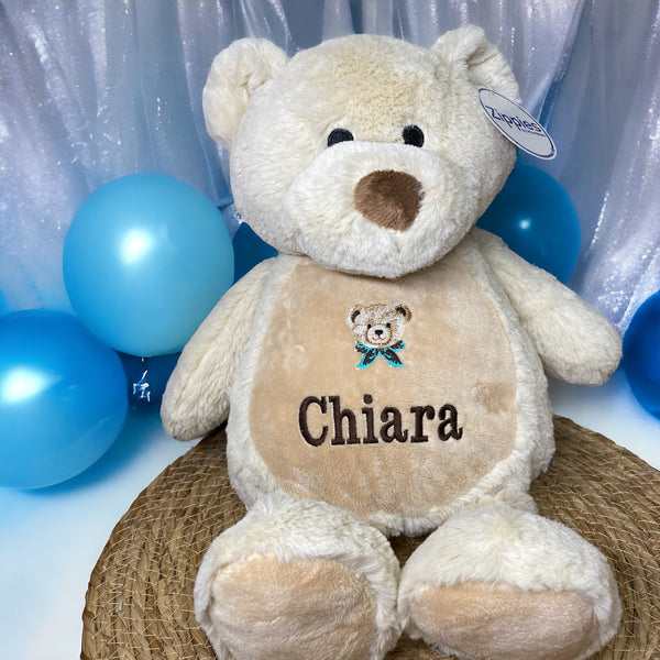 Een geboorteknuffel is een uniek en origineel kraamcadeautje. Zeker als u de geboorteknuffel laat personaliseren met de geboorte gegevens van de nieuwe baby. Op de buik van de bruine teddy beer worden de naam en de geboortegegevens geborduurd.