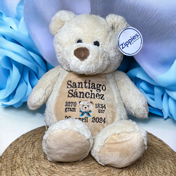 Een geboorteknuffel is een uniek en origineel kraamcadeautje. Zeker als u de geboorteknuffel laat personaliseren met de geboorte gegevens van de nieuwe baby. Op de buik van de bruine teddy beer worden de naam en de geboortegegevens geborduurd.