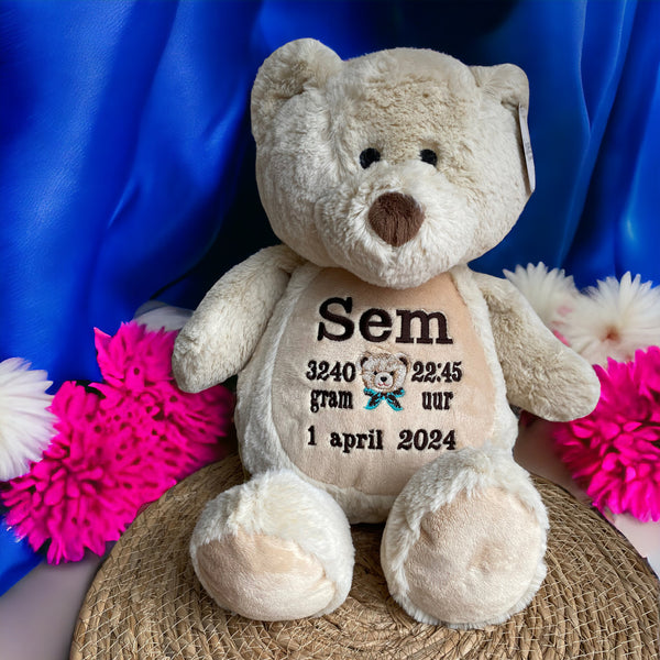 Teddy beer geboorteknuffel met gepersonaliseerde borduurde naam, geboortedatum en geboortegewicht.