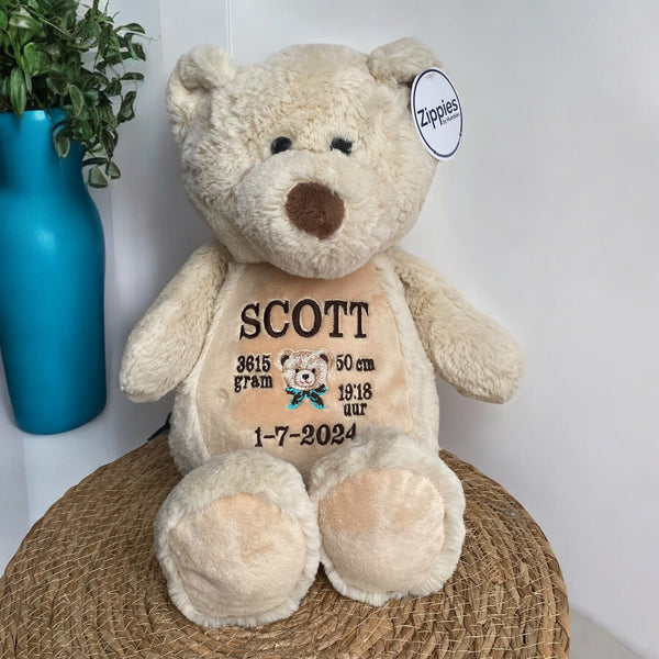 Een geboorteknuffel is een uniek en origineel kraamcadeautje. Zeker als u de geboorteknuffel laat personaliseren met de geboorte gegevens van de nieuwe baby. Op de buik van de bruine teddy beer worden de naam en de geboortegegevens geborduurd.