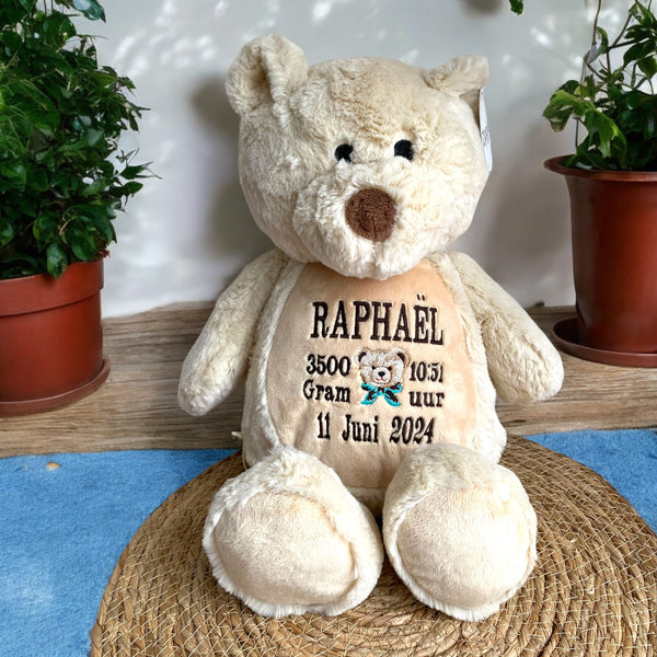 Een geboorteknuffel is een uniek en origineel kraamcadeautje. Zeker als u de geboorteknuffel laat personaliseren met de geboorte gegevens van de nieuwe baby. Op de buik van de bruine teddy beer worden de naam en de geboortegegevens geborduurd.