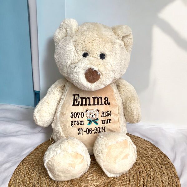 Een geboorteknuffel is een uniek en origineel kraamcadeautje. Zeker als u de geboorteknuffel laat personaliseren met de geboorte gegevens van de nieuwe baby. Op de buik van de bruine teddy beer worden de naam en de geboortegegevens geborduurd.