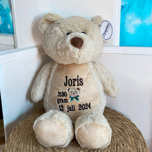 Een geboorteknuffel is een uniek en origineel kraamcadeautje. Zeker als u de geboorteknuffel laat personaliseren met de geboorte gegevens van de nieuwe baby. Op de buik van de bruine teddy beer worden de naam en de geboortegegevens geborduurd.
