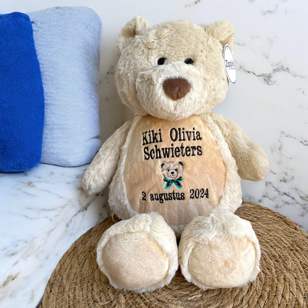 Een geboorteknuffel is een uniek en origineel kraamcadeautje. Zeker als u de geboorteknuffel laat personaliseren met de geboorte gegevens van de nieuwe baby. Op de buik van de bruine teddy beer worden de naam en de geboortegegevens geborduurd.