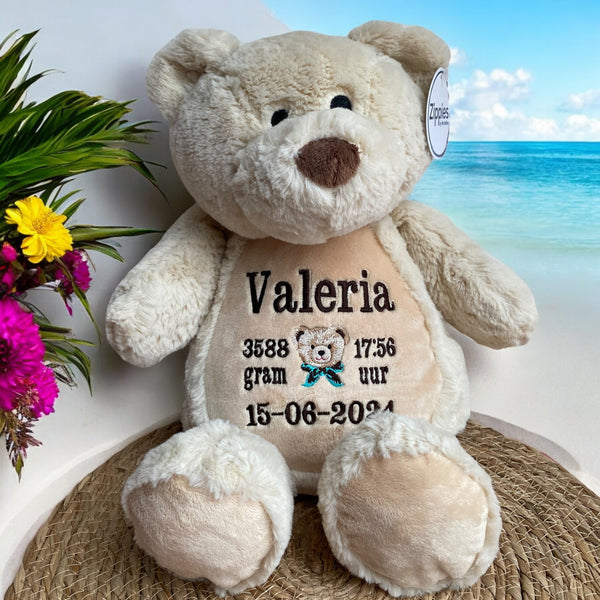 Een geboorteknuffel is een uniek en origineel kraamcadeautje. Zeker als u de geboorteknuffel laat personaliseren met de geboorte gegevens van de nieuwe baby. Op de buik van de bruine teddy beer worden de naam en de geboortegegevens geborduurd.