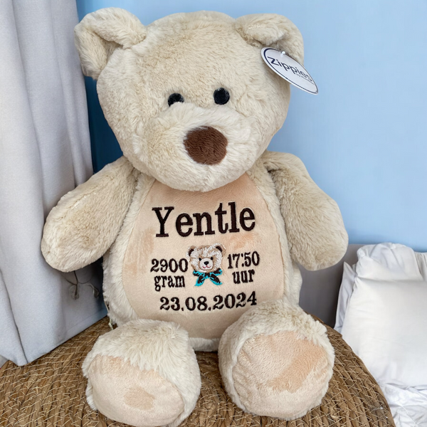 Een geboorteknuffel is een uniek en origineel kraamcadeautje. Zeker als u de geboorteknuffel laat personaliseren met de geboorte gegevens van de nieuwe baby. Op de buik van de bruine teddy beer worden de naam en de geboortegegevens geborduurd.