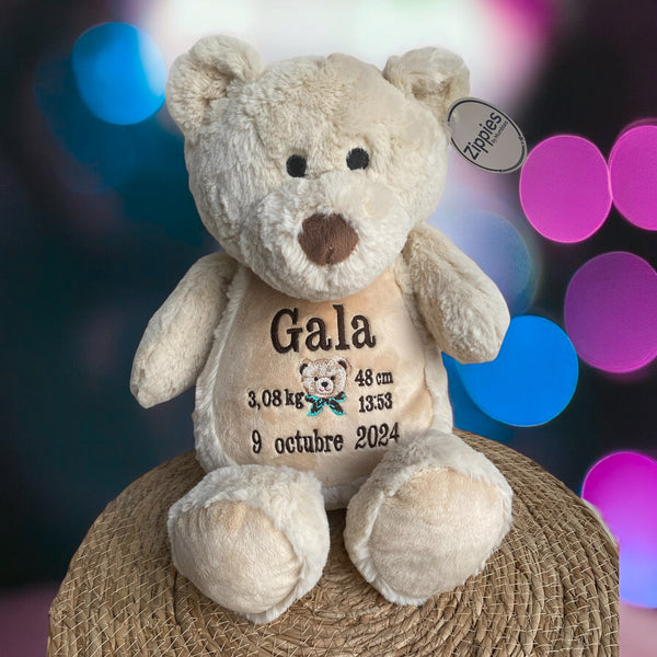 Een geboorteknuffel is een uniek en origineel kraamcadeautje. Zeker als u de geboorteknuffel laat personaliseren met de geboorte gegevens van de nieuwe baby. Op de buik van de bruine teddy beer worden de naam en de geboortegegevens geborduurd.