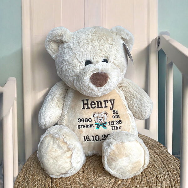 Een geboorteknuffel is een uniek en origineel kraamcadeautje. Zeker als u de geboorteknuffel laat personaliseren met de geboorte gegevens van de nieuwe baby. Op de buik van de bruine teddy beer worden de naam en de geboortegegevens geborduurd.