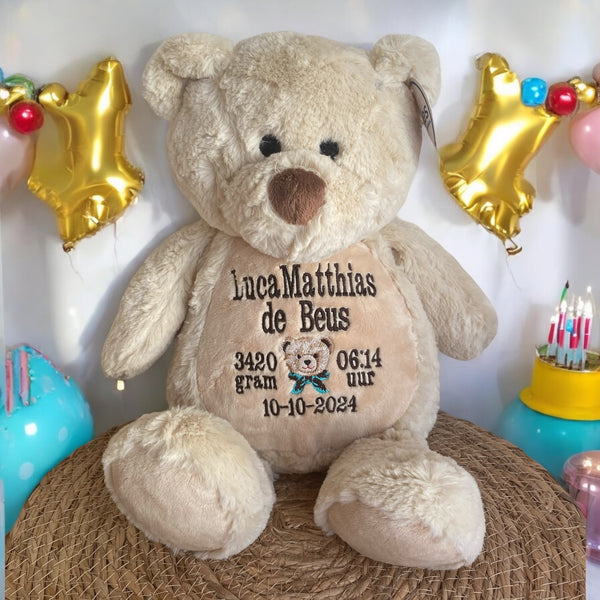 Een geboorteknuffel is een uniek en origineel kraamcadeautje. Zeker als u de geboorteknuffel laat personaliseren met de geboorte gegevens van de nieuwe baby. Op de buik van de bruine teddy beer worden de naam en de geboortegegevens geborduurd.