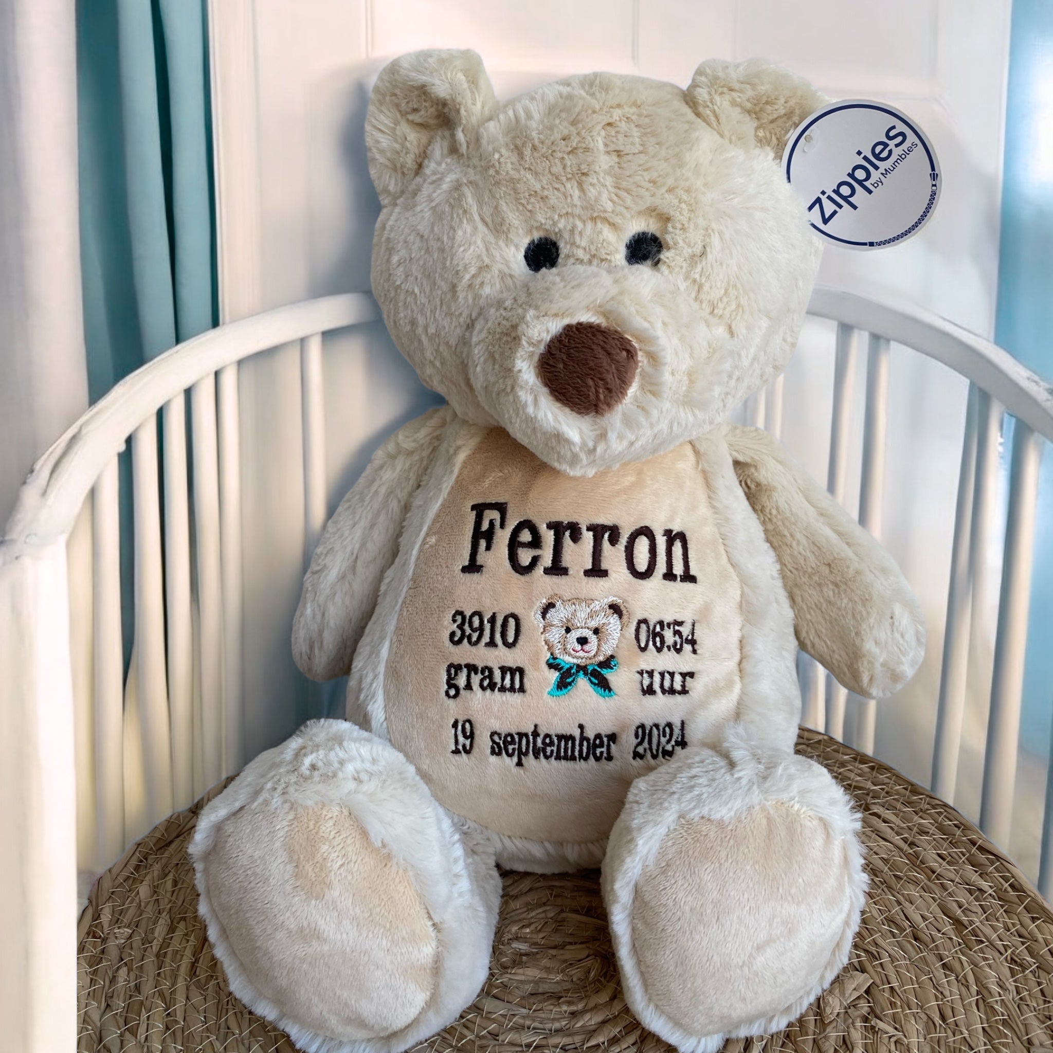 Een geboorteknuffel is een uniek en origineel kraamcadeautje. Zeker als u de geboorteknuffel laat personaliseren met de geboorte gegevens van de nieuwe baby. Op de buik van de bruine teddy beer worden de naam en de geboortegegevens geborduurd.