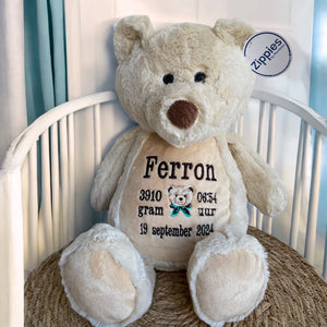 Een geboorteknuffel is een uniek en origineel kraamcadeautje. Zeker als u de geboorteknuffel laat personaliseren met de geboorte gegevens van de nieuwe baby. Op de buik van de bruine teddy beer worden de naam en de geboortegegevens geborduurd.