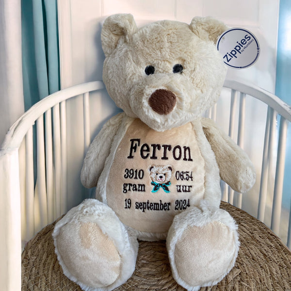 Een geboorteknuffel is een uniek en origineel kraamcadeautje. Zeker als u de geboorteknuffel laat personaliseren met de geboorte gegevens van de nieuwe baby. Op de buik van de bruine teddy beer worden de naam en de geboortegegevens geborduurd.