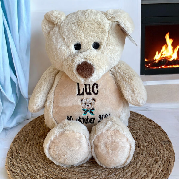 Een geboorteknuffel is een uniek en origineel kraamcadeautje. Zeker als u de geboorteknuffel laat personaliseren met de geboorte gegevens van de nieuwe baby. Op de buik van de bruine teddy beer worden de naam en de geboortegegevens geborduurd.
