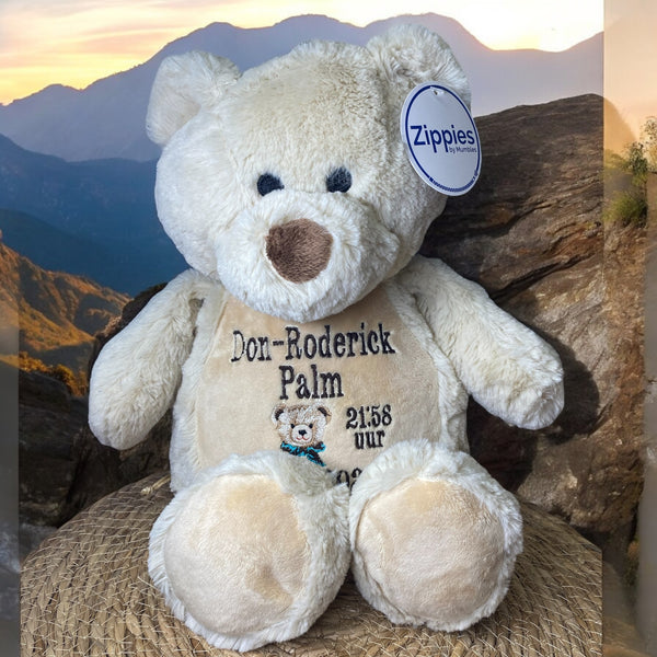 Een geboorteknuffel is een uniek en origineel kraamcadeautje. Zeker als u de geboorteknuffel laat personaliseren met de geboorte gegevens van de nieuwe baby. Op de buik van de bruine teddy beer worden de naam en de geboortegegevens geborduurd.