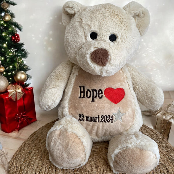 Een geboorteknuffel is een uniek en origineel kraamcadeautje. Zeker als u de geboorteknuffel laat personaliseren met de geboorte gegevens van de nieuwe baby. Op de buik van de bruine teddy beer worden de naam en de geboortegegevens geborduurd.
