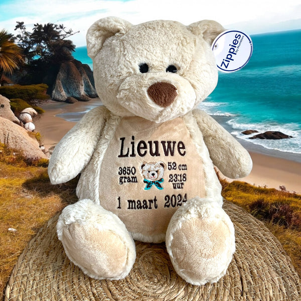Een geboorteknuffel is een uniek en origineel kraamcadeautje. Zeker als u de geboorteknuffel laat personaliseren met de geboorte gegevens van de nieuwe baby. Op de buik van de bruine teddy beer worden de naam en de geboortegegevens geborduurd.