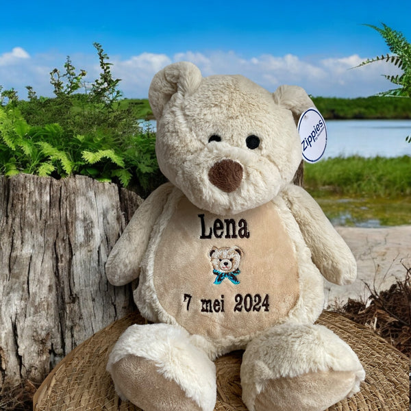 Een geboorteknuffel is een uniek en origineel kraamcadeautje. Zeker als u de geboorteknuffel laat personaliseren met de geboorte gegevens van de nieuwe baby. Op de buik van de bruine teddy beer worden de naam en de geboortegegevens geborduurd.
