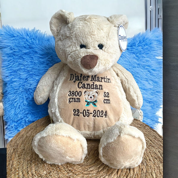 Een geboorteknuffel is een uniek en origineel kraamcadeautje. Zeker als u de geboorteknuffel laat personaliseren met de geboorte gegevens van de nieuwe baby. Op de buik van de bruine teddy beer worden de naam en de geboortegegevens geborduurd.