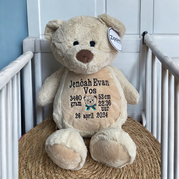Een geboorteknuffel is een uniek en origineel kraamcadeautje. Zeker als u de geboorteknuffel laat personaliseren met de geboorte gegevens van de nieuwe baby. Op de buik van de bruine teddy beer worden de naam en de geboortegegevens geborduurd.