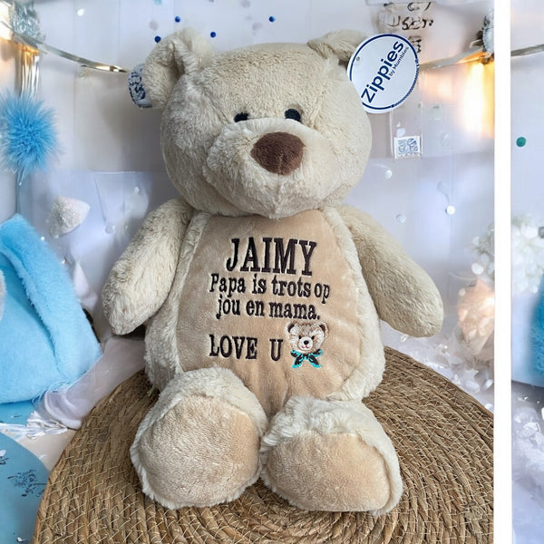 Een geboorteknuffel is een uniek en origineel kraamcadeautje. Zeker als u de geboorteknuffel laat personaliseren met de geboorte gegevens van de nieuwe baby. Op de buik van de bruine teddy beer worden de naam en de geboortegegevens geborduurd.