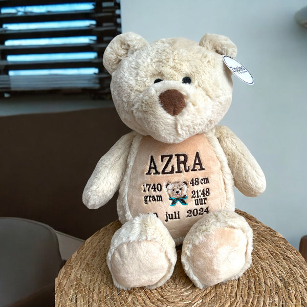 Een geboorteknuffel is een uniek en origineel kraamcadeautje. Zeker als u de geboorteknuffel laat personaliseren met de geboorte gegevens van de nieuwe baby. Op de buik van de bruine teddy beer worden de naam en de geboortegegevens geborduurd.