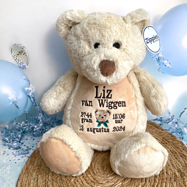 Een geboorteknuffel is een uniek en origineel kraamcadeautje. Zeker als u de geboorteknuffel laat personaliseren met de geboorte gegevens van de nieuwe baby. Op de buik van de bruine teddy beer worden de naam en de geboortegegevens geborduurd.