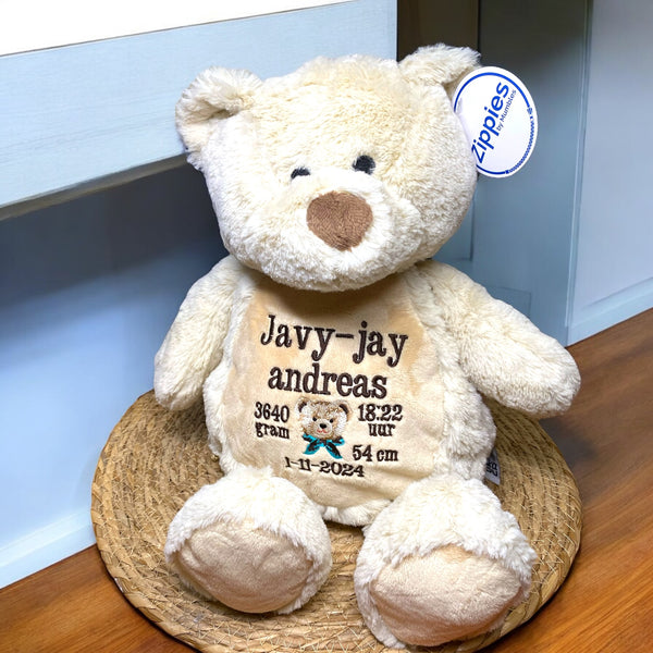Een geboorteknuffel is een uniek en origineel kraamcadeautje. Zeker als u de geboorteknuffel laat personaliseren met de geboorte gegevens van de nieuwe baby. Op de buik van de bruine teddy beer worden de naam en de geboortegegevens geborduurd.