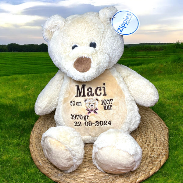 Een geboorteknuffel is een uniek en origineel kraamcadeautje. Zeker als u de geboorteknuffel laat personaliseren met de geboorte gegevens van de nieuwe baby. Op de buik van de bruine teddy beer worden de naam en de geboortegegevens geborduurd.