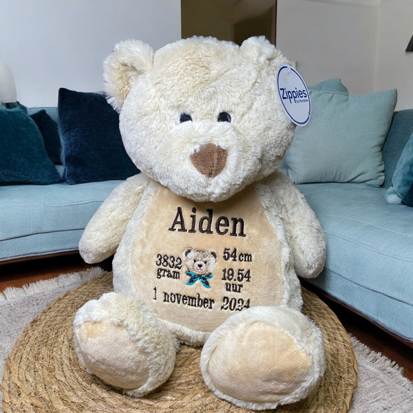 Een geboorteknuffel is een uniek en origineel kraamcadeautje. Zeker als u de geboorteknuffel laat personaliseren met de geboorte gegevens van de nieuwe baby. Op de buik van de bruine teddy beer worden de naam en de geboortegegevens geborduurd.