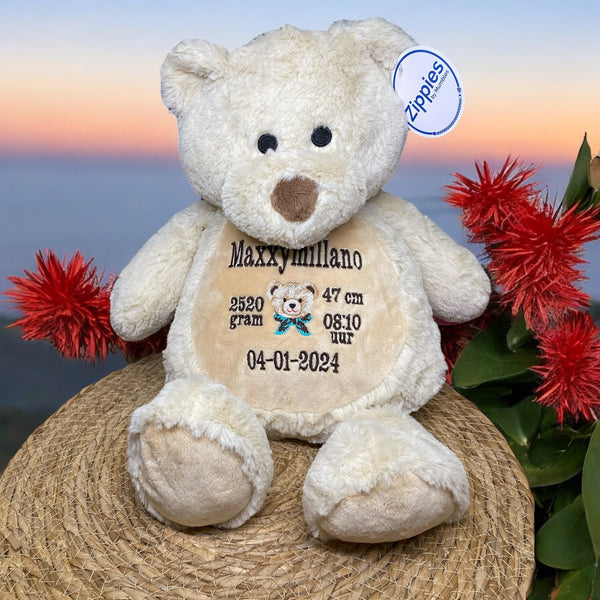 Een geboorteknuffel is een uniek en origineel kraamcadeautje. Zeker als u de geboorteknuffel laat personaliseren met de geboorte gegevens van de nieuwe baby. Op de buik van de bruine teddy beer worden de naam en de geboortegegevens geborduurd.