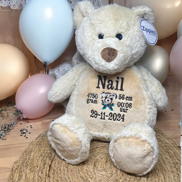 Een geboorteknuffel is een uniek en origineel kraamcadeautje. Zeker als u de geboorteknuffel laat personaliseren met de geboorte gegevens van de nieuwe baby. Op de buik van de bruine teddy beer worden de naam en de geboortegegevens geborduurd.