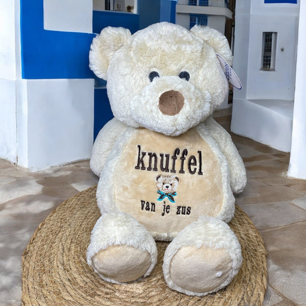 Een geboorteknuffel is een uniek en origineel kraamcadeautje. Zeker als u de geboorteknuffel laat personaliseren met de geboorte gegevens van de nieuwe baby. Op de buik van de bruine teddy beer worden de naam en de geboortegegevens geborduurd.