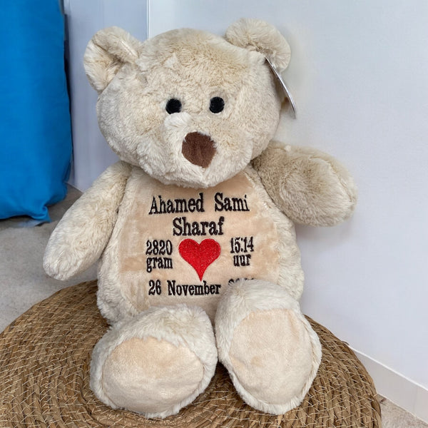 Een geboorteknuffel is een uniek en origineel kraamcadeautje. Zeker als u de geboorteknuffel laat personaliseren met de geboorte gegevens van de nieuwe baby. Op de buik van de bruine teddy beer worden de naam en de geboortegegevens geborduurd.