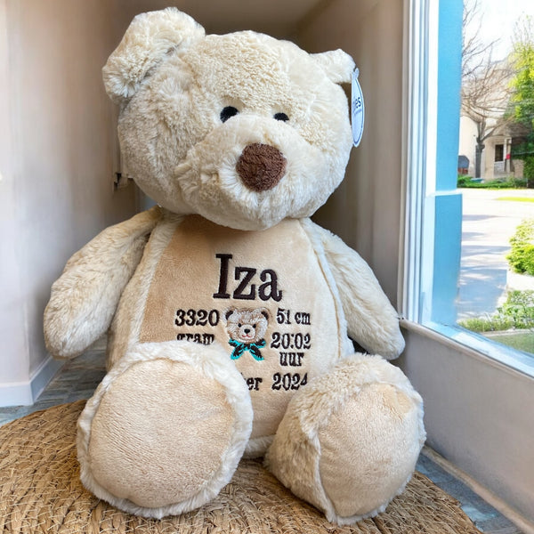 Een geboorteknuffel is een uniek en origineel kraamcadeautje. Zeker als u de geboorteknuffel laat personaliseren met de geboorte gegevens van de nieuwe baby. Op de buik van de bruine teddy beer worden de naam en de geboortegegevens geborduurd.