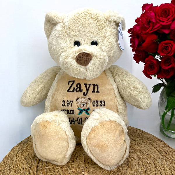 Een geboorteknuffel is een uniek en origineel kraamcadeautje. Zeker als u de geboorteknuffel laat personaliseren met de geboorte gegevens van de nieuwe baby. Op de buik van de bruine teddy beer worden de naam en de geboortegegevens geborduurd.