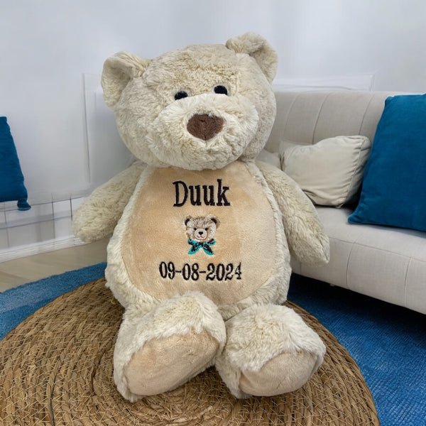Een geboorteknuffel is een uniek en origineel kraamcadeautje. Zeker als u de geboorteknuffel laat personaliseren met de geboorte gegevens van de nieuwe baby. Op de buik van de bruine teddy beer worden de naam en de geboortegegevens geborduurd.