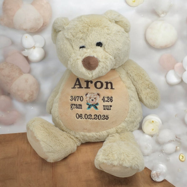 Een geboorteknuffel is een uniek en origineel kraamcadeautje. Zeker als u de geboorteknuffel laat personaliseren met de geboorte gegevens van de nieuwe baby. Op de buik van de bruine teddy beer worden de naam en de geboortegegevens geborduurd.