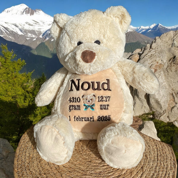 Een geboorteknuffel is een uniek en origineel kraamcadeautje. Zeker als u de geboorteknuffel laat personaliseren met de geboorte gegevens van de nieuwe baby. Op de buik van de bruine teddy beer worden de naam en de geboortegegevens geborduurd.