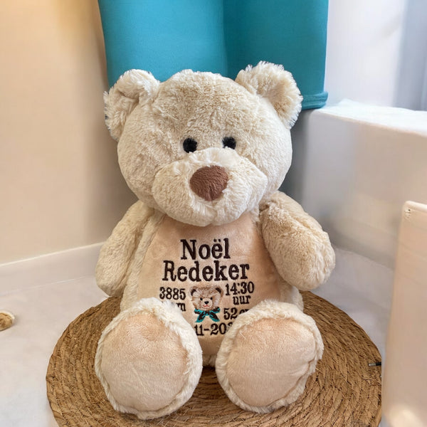 Een geboorteknuffel is een uniek en origineel kraamcadeautje. Zeker als u de geboorteknuffel laat personaliseren met de geboorte gegevens van de nieuwe baby. Op de buik van de bruine teddy beer worden de naam en de geboortegegevens geborduurd.