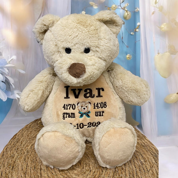 Een geboorteknuffel is een uniek en origineel kraamcadeautje. Zeker als u de geboorteknuffel laat personaliseren met de geboorte gegevens van de nieuwe baby. Op de buik van de bruine teddy beer worden de naam en de geboortegegevens geborduurd.