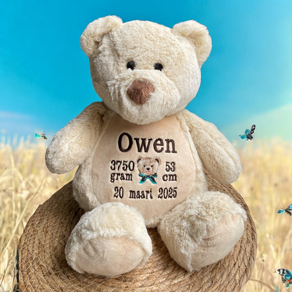 Een geboorteknuffel is een uniek en origineel kraamcadeautje. Zeker als u de geboorteknuffel laat personaliseren met de geboorte gegevens van de nieuwe baby. Op de buik van de bruine teddy beer worden de naam en de geboortegegevens geborduurd.