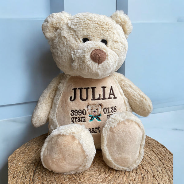 Een geboorteknuffel is een uniek en origineel kraamcadeautje. Zeker als u de geboorteknuffel laat personaliseren met de geboorte gegevens van de nieuwe baby. Op de buik van de bruine teddy beer worden de naam en de geboortegegevens geborduurd.