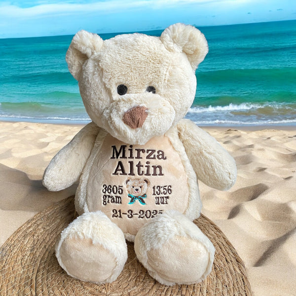 Een geboorteknuffel is een uniek en origineel kraamcadeautje. Zeker als u de geboorteknuffel laat personaliseren met de geboorte gegevens van de nieuwe baby. Op de buik van de bruine teddy beer worden de naam en de geboortegegevens geborduurd.