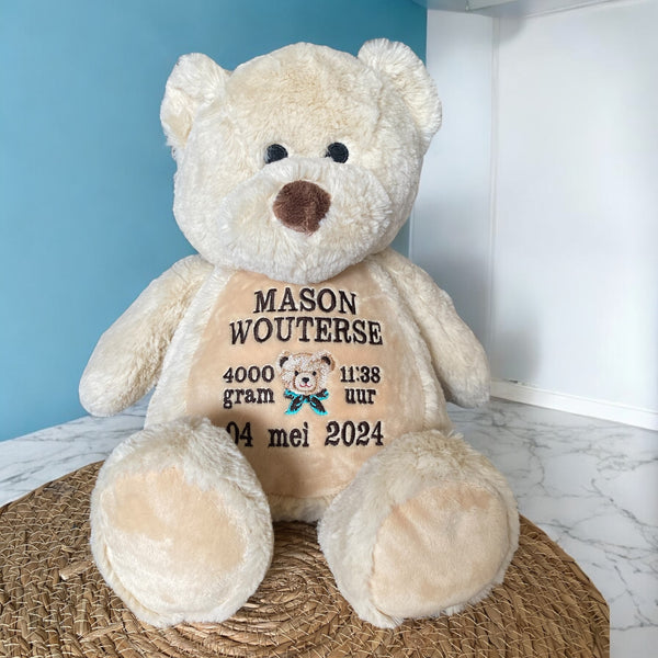 Een geboorteknuffel is een uniek en origineel kraamcadeautje. Zeker als u de geboorteknuffel laat personaliseren met de geboorte gegevens van de nieuwe baby. Op de buik van de bruine teddy beer worden de naam en de geboortegegevens geborduurd.