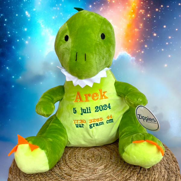 Een geboorteknuffel is een uniek en origineel kraamcadeautje. Zeker als u de geboorteknuffel laat personaliseren met de geboorte gegevens van de nieuwe baby. Op de buik van de dinosaurus  worden de naam en de geboortegegevens van de baby geborduurd.