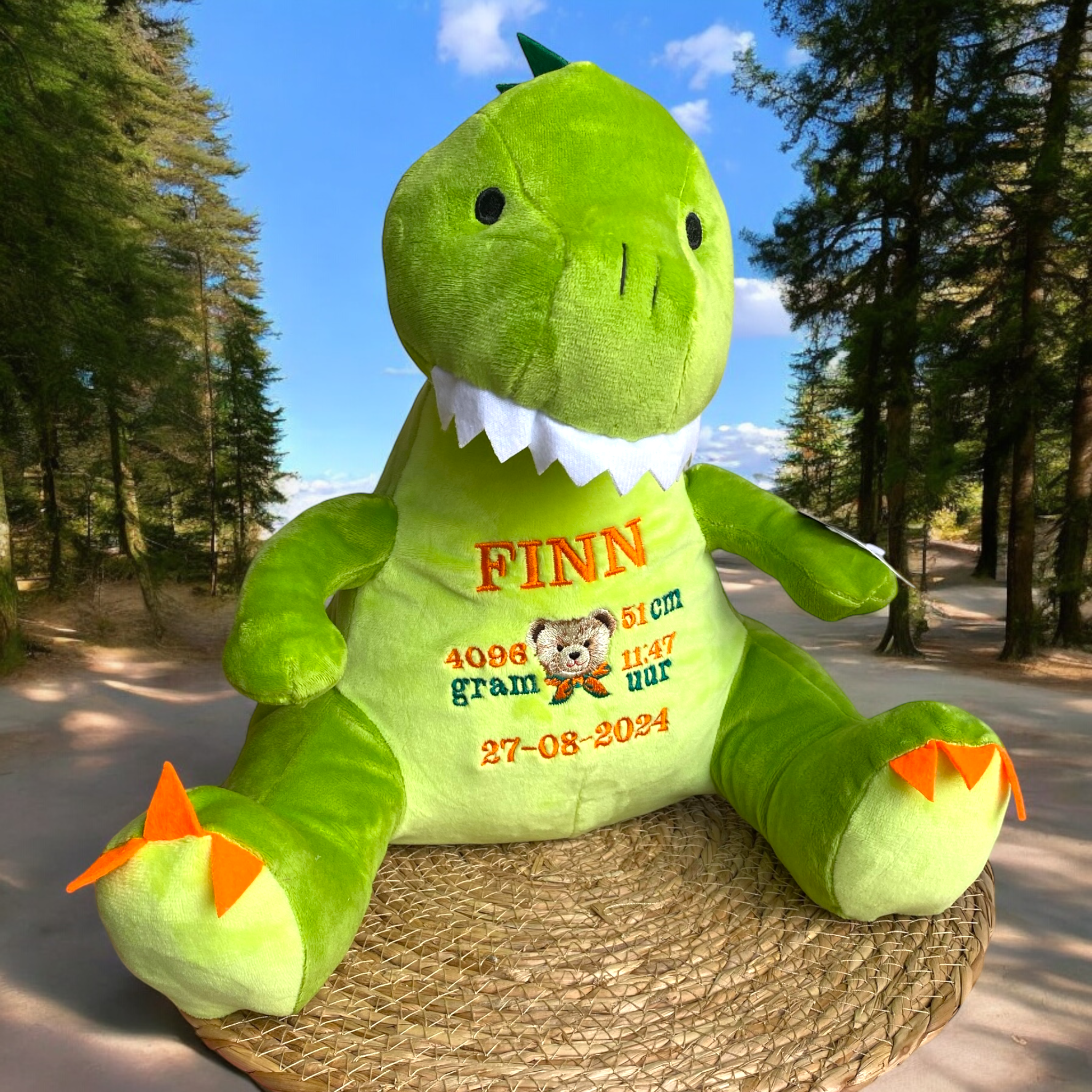 Een geboorteknuffel is een uniek en origineel kraamcadeautje. Zeker als u de geboorteknuffel laat personaliseren met de geboorte gegevens van de nieuwe baby. Op de buik van de dinosaurus  worden de naam en de geboortegegevens van de baby geborduurd.