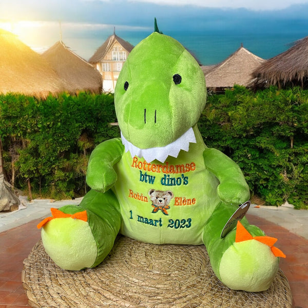 Een geboorteknuffel is een uniek en origineel kraamcadeautje. Zeker als u de geboorteknuffel laat personaliseren met de geboorte gegevens van de nieuwe baby. Op de buik van de dinosaurus  worden de naam en de geboortegegevens van de baby geborduurd.